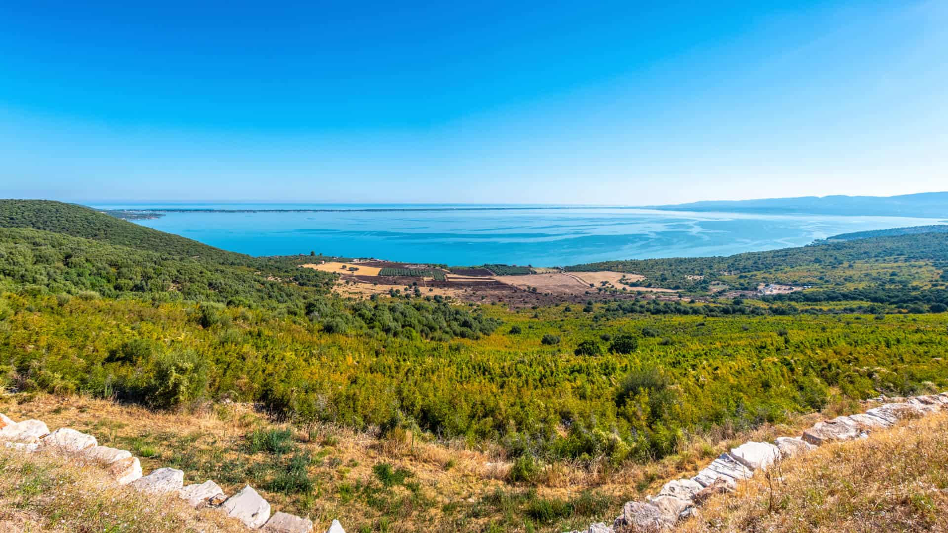 Varano-See weite Panorama