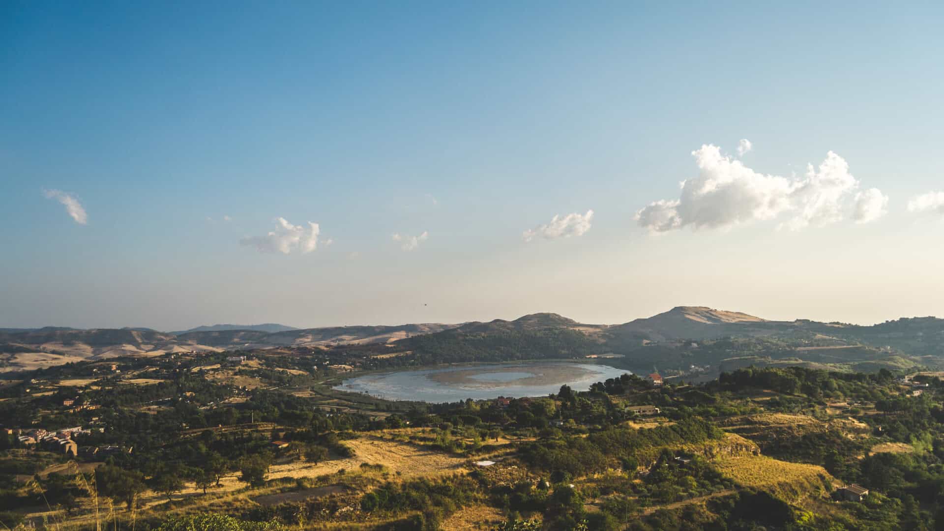 Pergusa-See und Landschaft