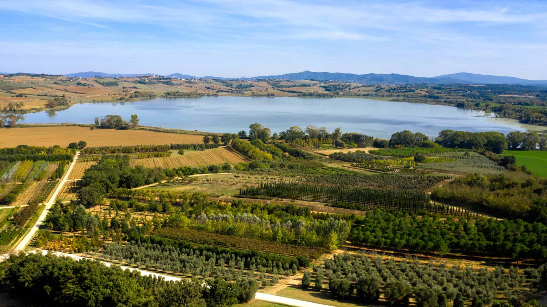 Chiusi-See und Landschaft von oben