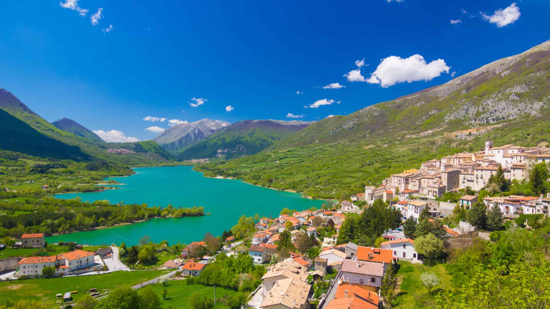 Barrea-See und Dorf Panoramaansicht