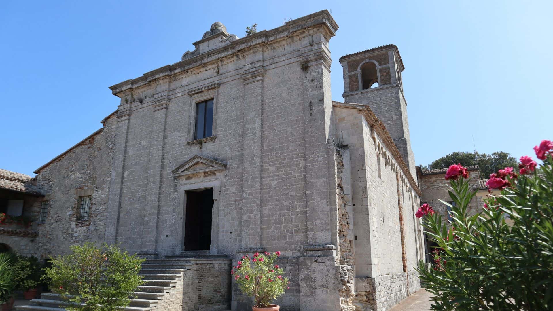 Facciata di Abbadia San Pietro al Conero. Foto di Parsifall
