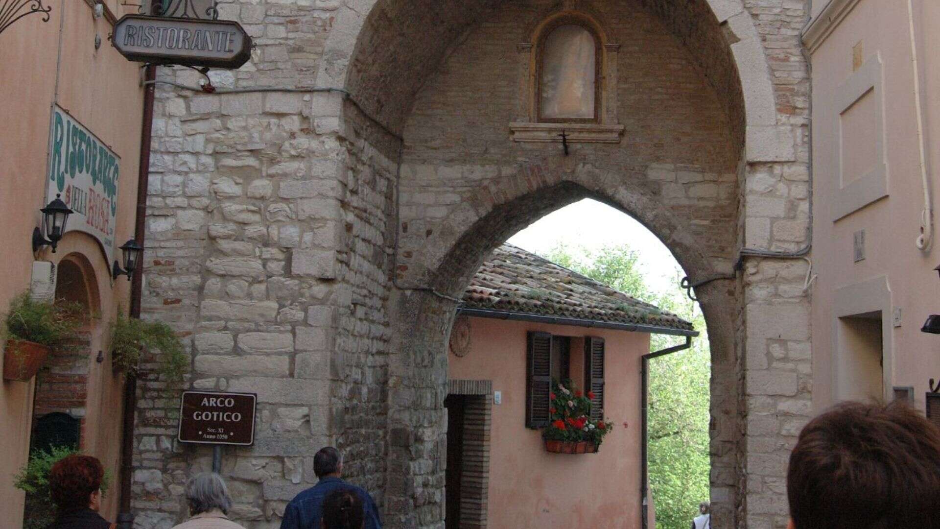 L'arco gotico a Sirolo. Foto di gaspa