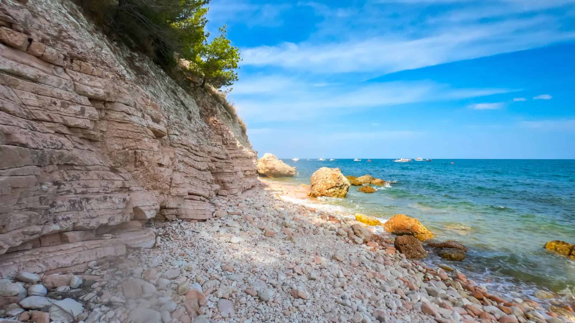 Spiaggia dei Sassi Neri