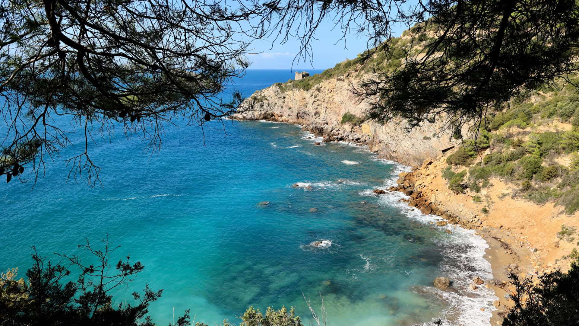 Scorcio panoramico su Cala del Gesso, una spiaggia di sabbia in Toscana