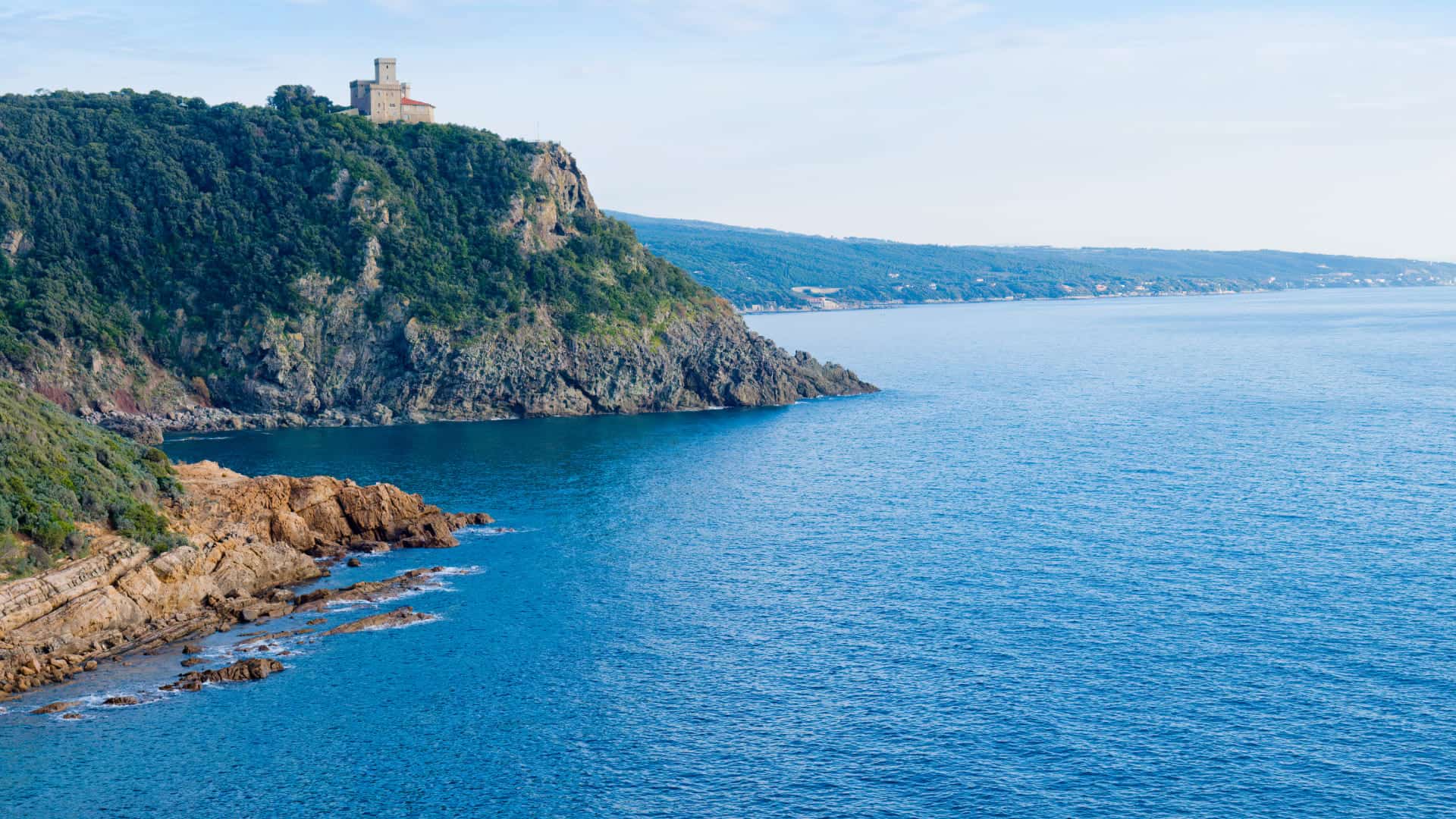 Vista sul mare della spiaggia di Calafuria a Livorno