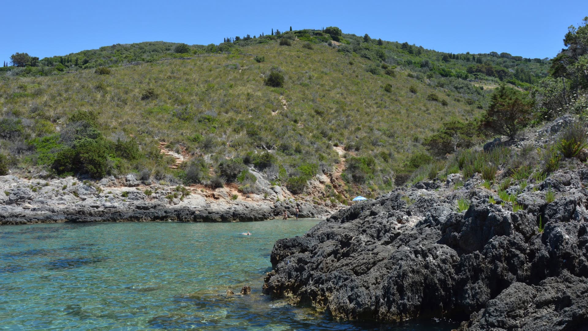 Le scogliere e il mare azzurro di La Cacciarella, nell'Argentario