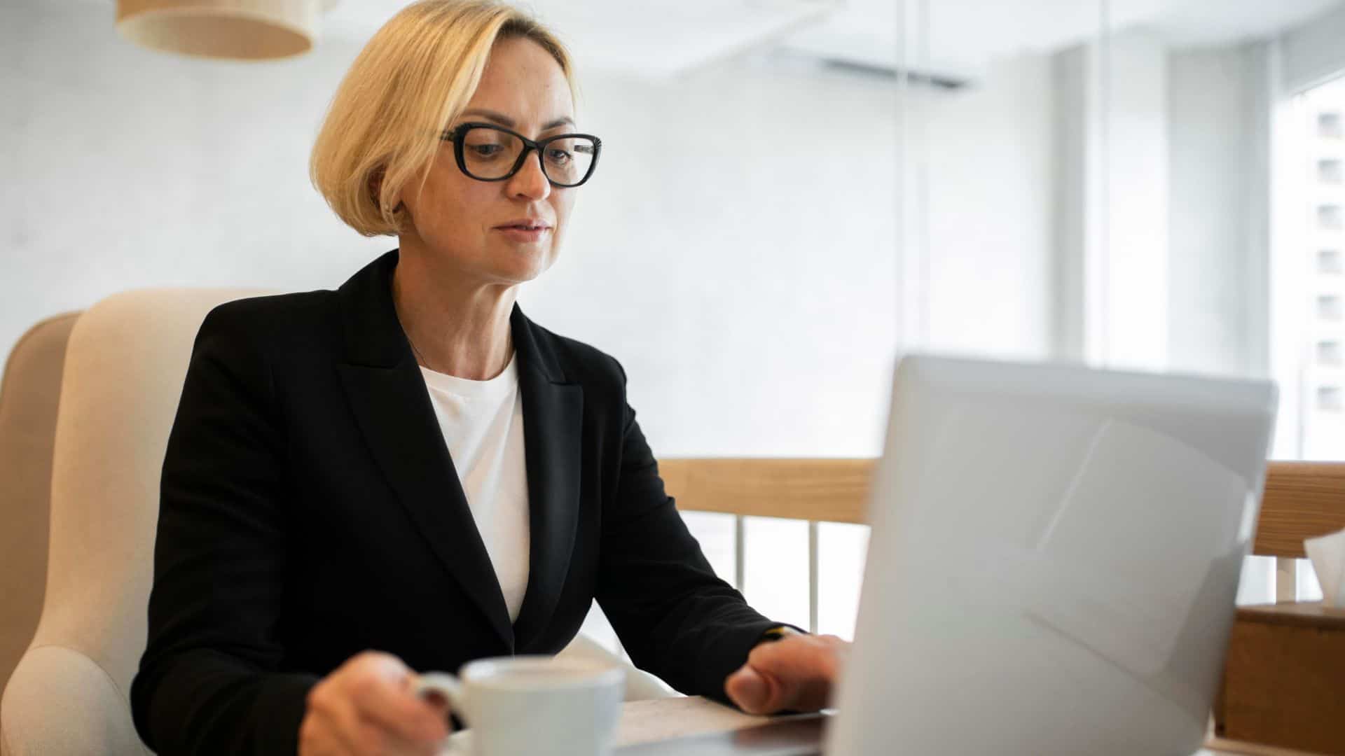 Businesswoman al computer studia le tasse sugli affitti brevi