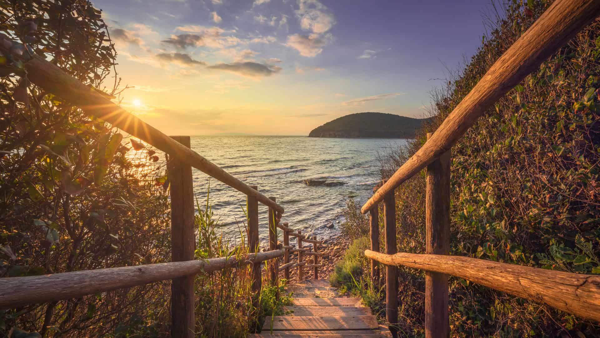 Camminamento in legno che porta alla spiaggia Cala Violina