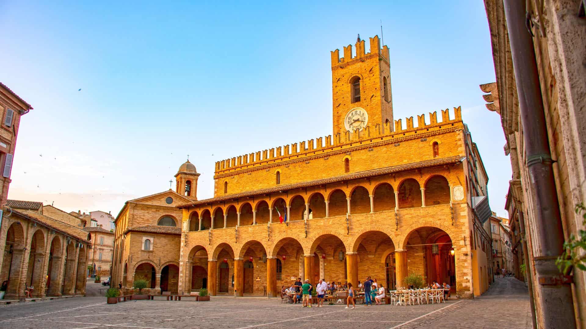Piazza della città di Offida