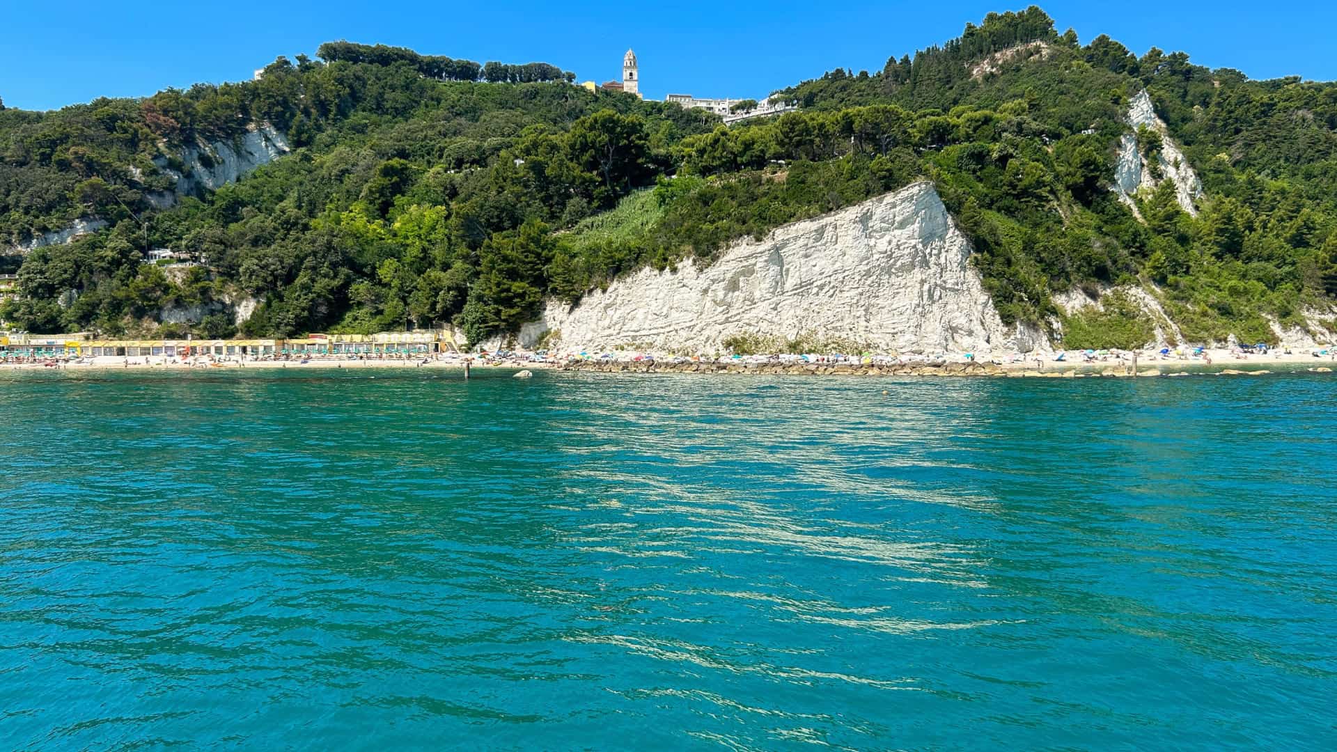 Costa vista dal mare di Sirolo