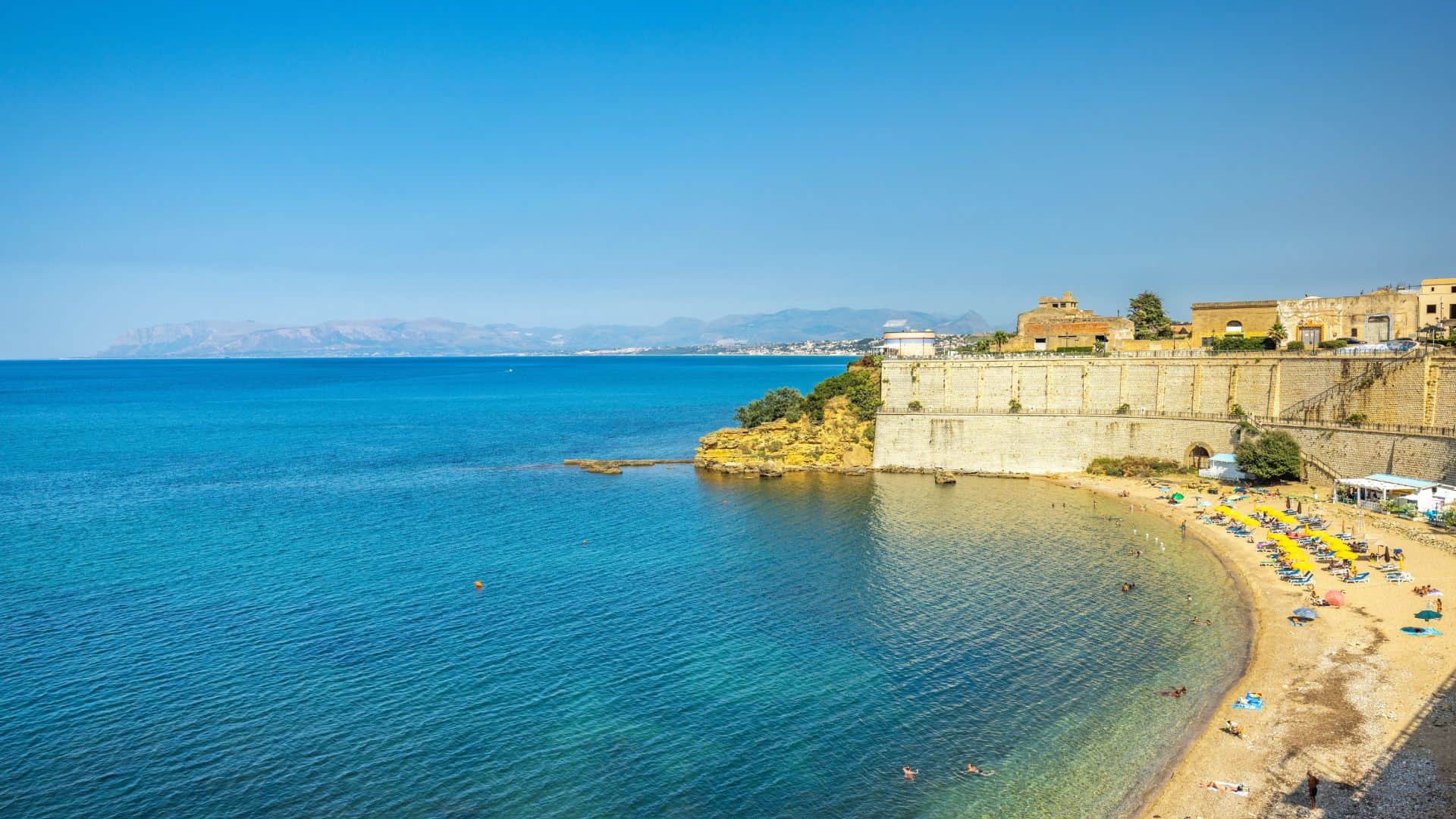 Una spiaggia di Castellammare del Golfo