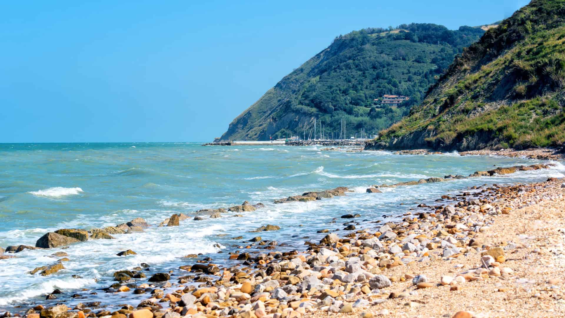 Spiaggia sassosa della Riviera Romagnola