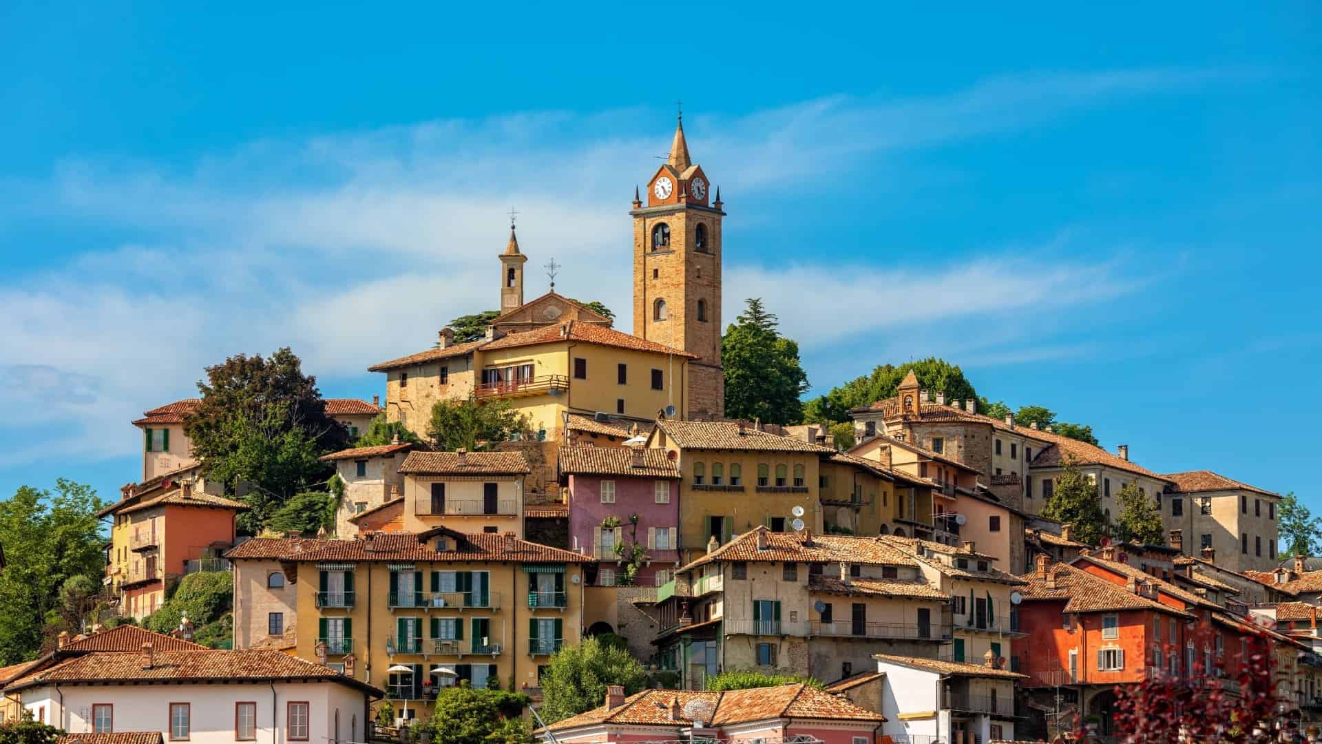 Le abitazioni arroccate della città di Alba