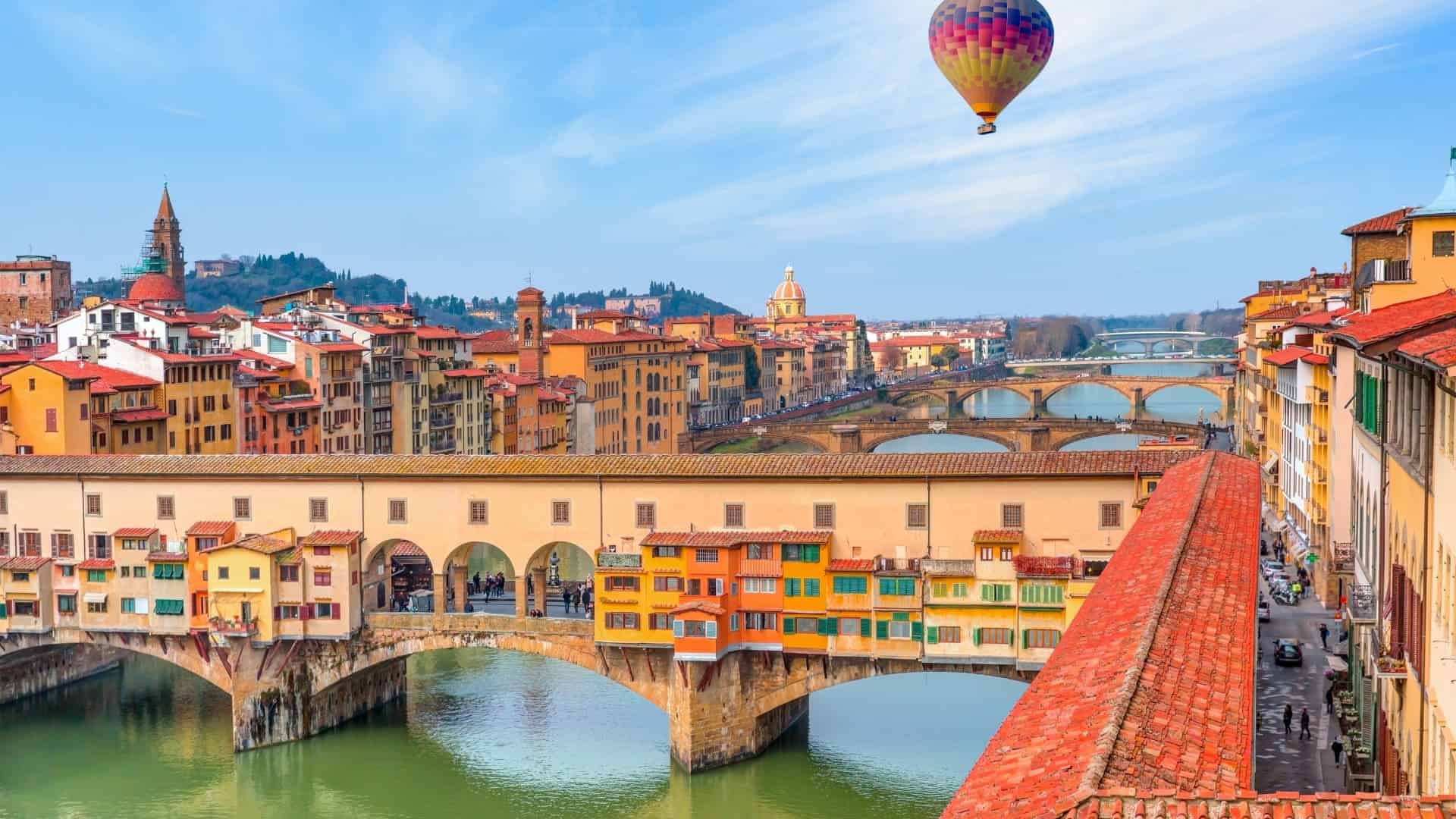 Vista panoramica su Firenze con mongolfiera sullo sfondo