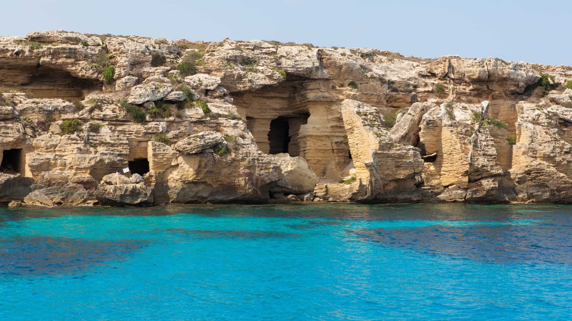 Insenatura tra le rocce nelle Isole Egadi