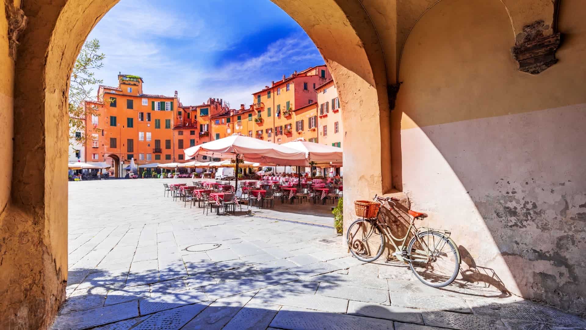Scorcio di una piazza di Lucca