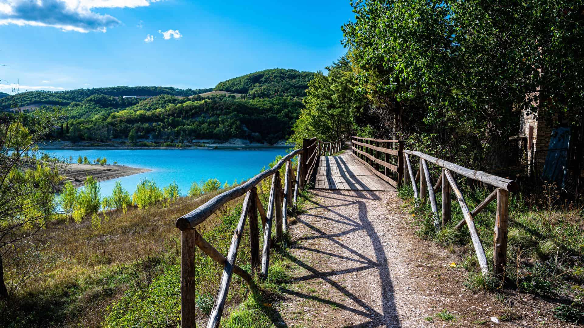 Camminamento sul lungolago di Fiastra