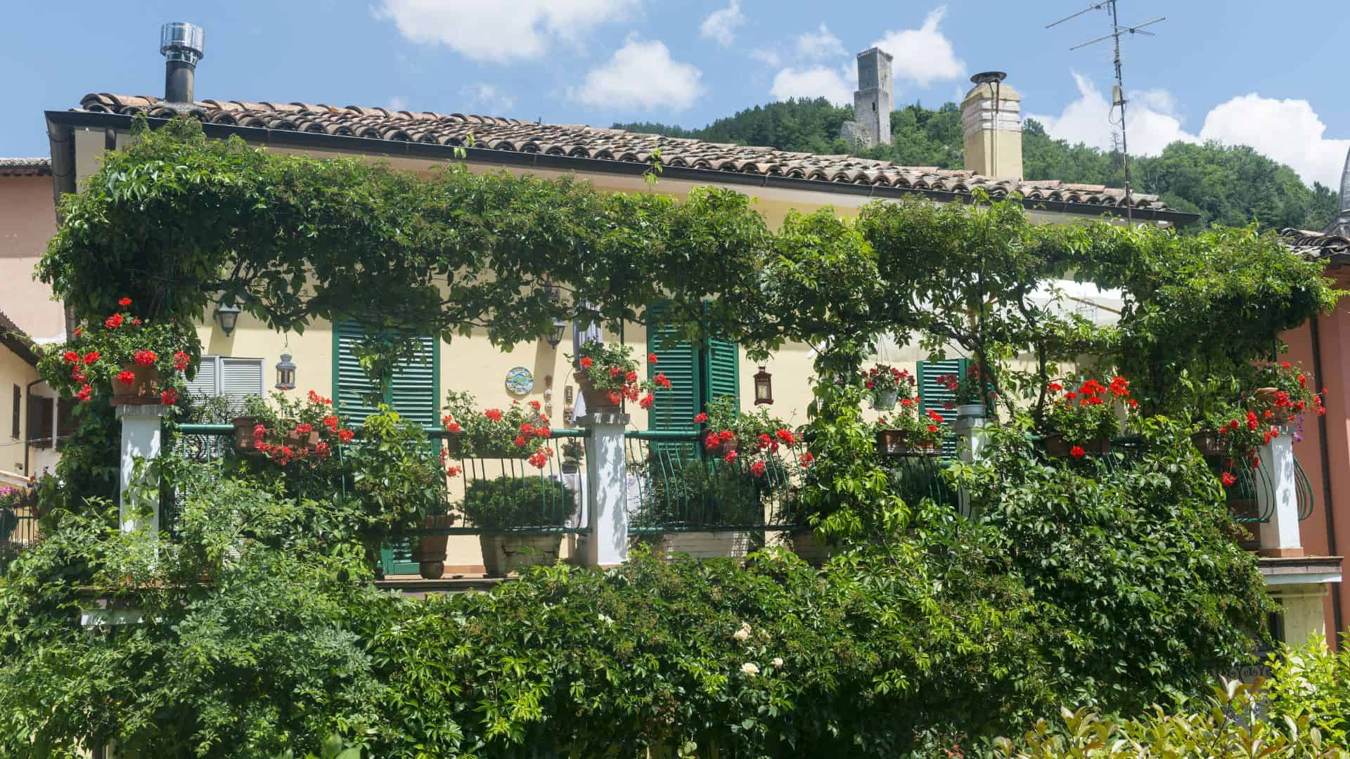 Una casa piena di fiori nel borgo di Visso