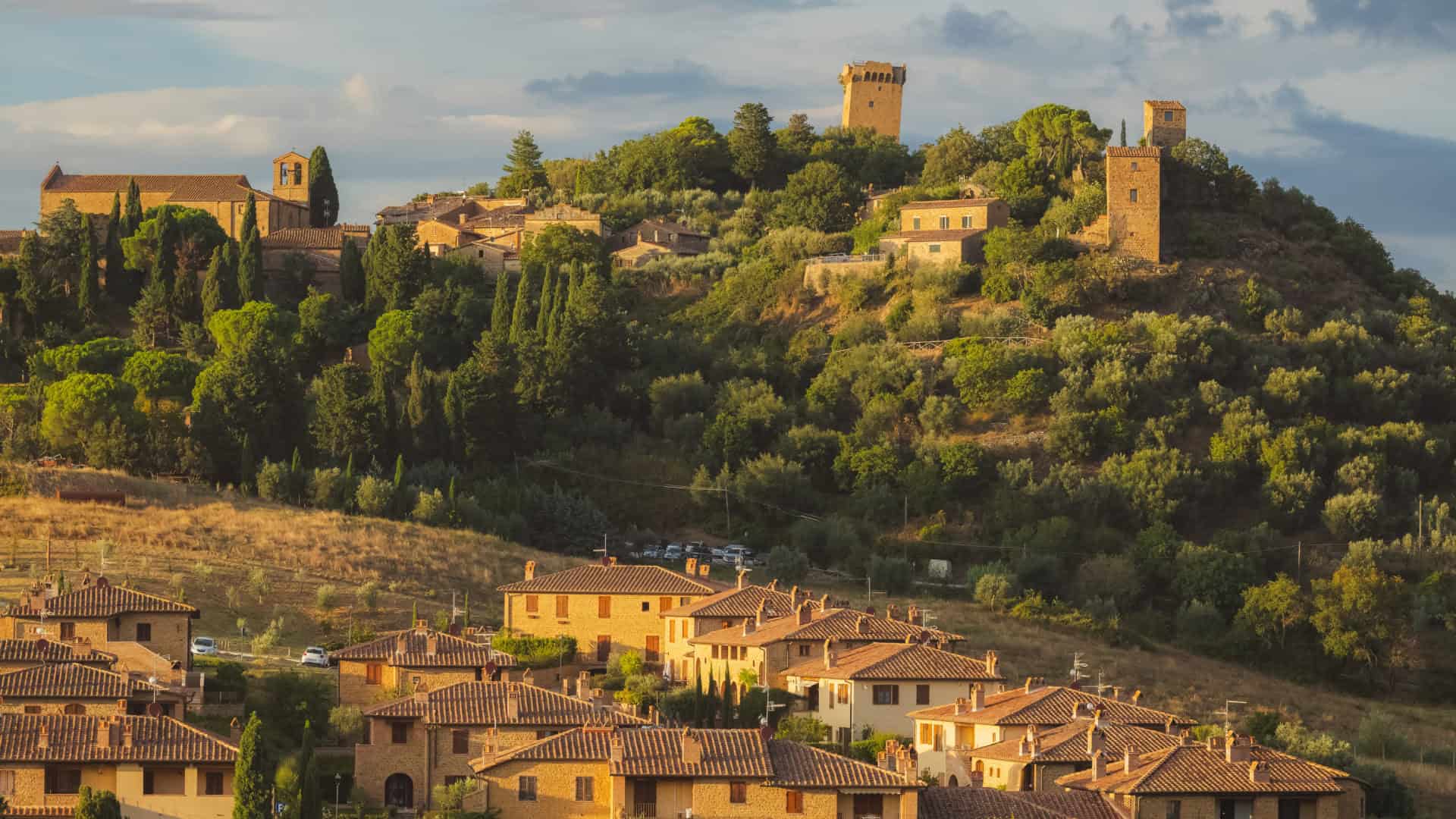 Vista panoramica su Monticchiello in Toscana